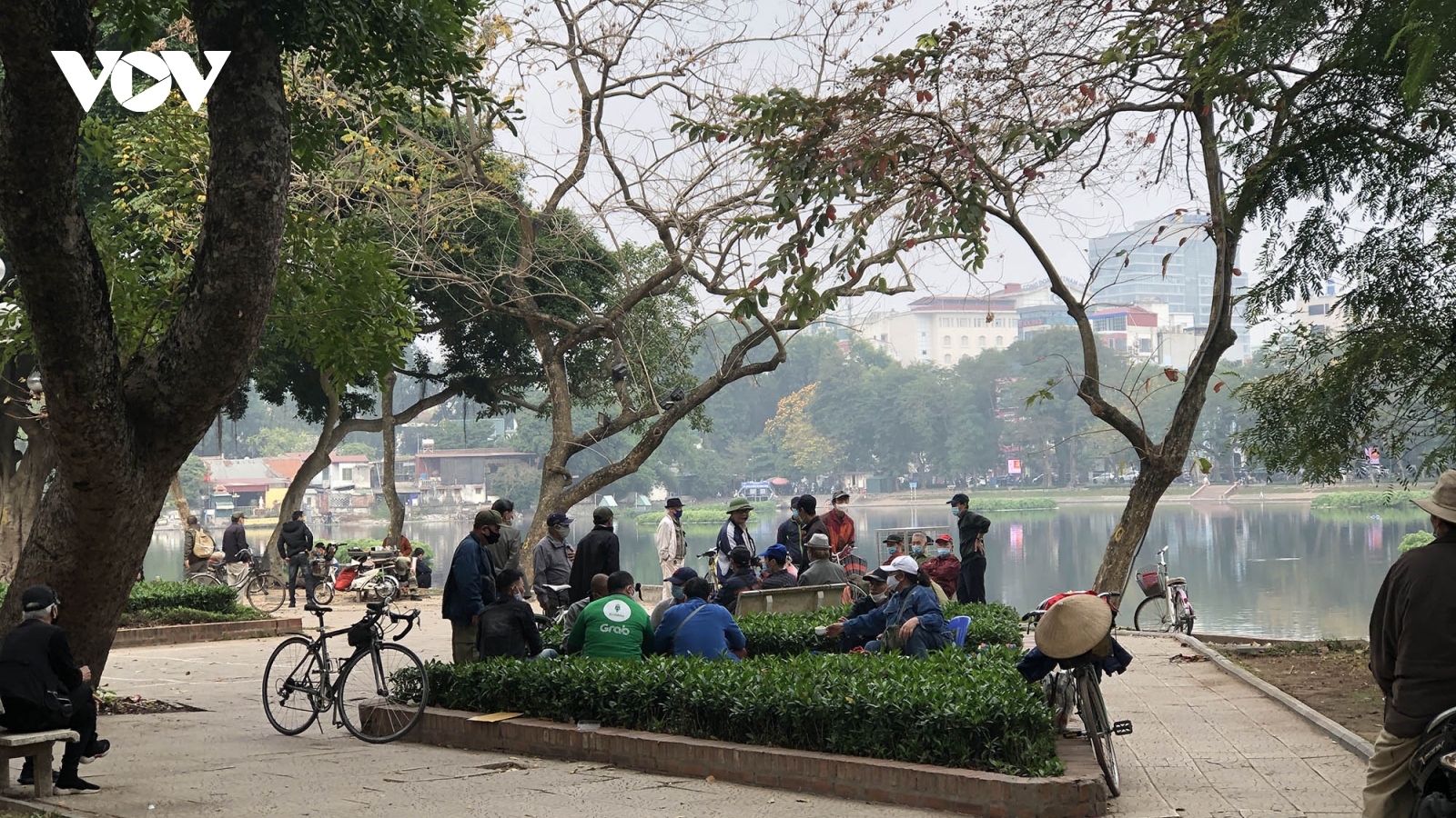 Nhiều hàng quán ở Hà Nội tái chiếm vỉa hè khi chưa nới lỏng giãn cách